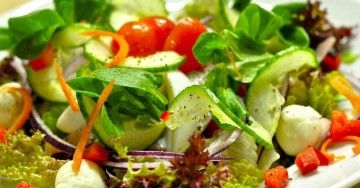 Fai detox, drena i liquidi e dimagrisci con questa insalata estiva light