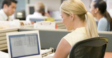 Vita sedentaria: alzarsi ogni 10 minuti riduce rischio infarto, diabete e ictus