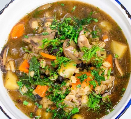 Dimagrisci con la zuppa d’orzo alle erbette light e detox