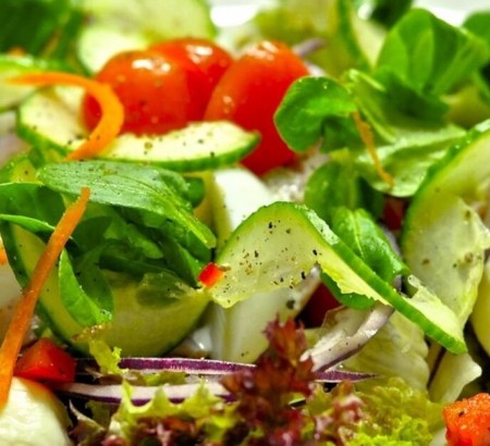 Fai detox, drena i liquidi e dimagrisci con questa insalata estiva light
