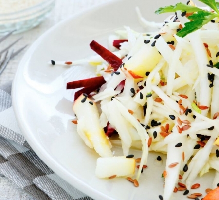 Fai detox totale con l'insalata di mela e cavolo rapa