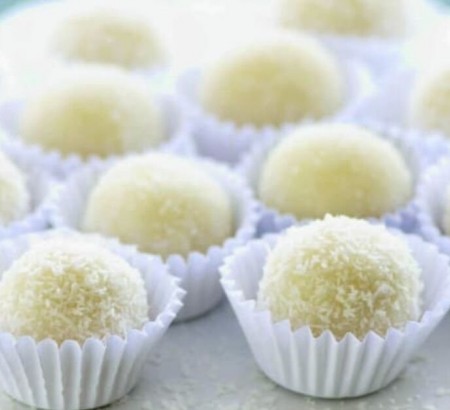Le palline al cocco vegane sono il dessert goloso da concederti quando vuoi