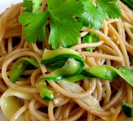 Primo piatto light e goloso? Pasta di farro con zucchine!