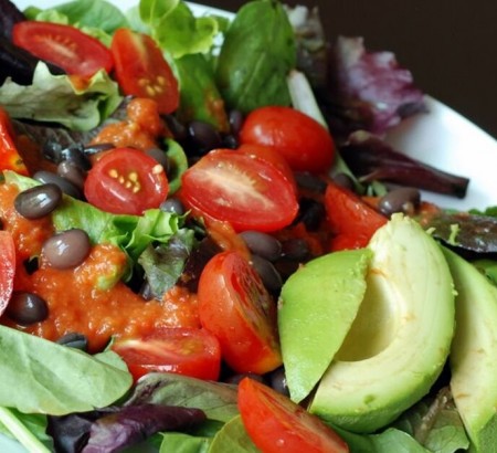 Sciogli il grasso della pancia con l'insalata proteica avocado e fagioli