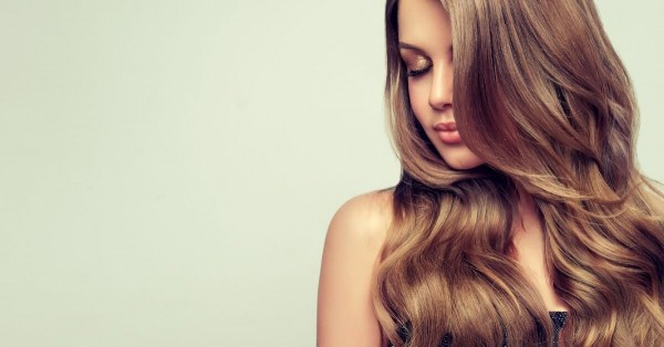 Come avere cura dei capelli lisci, ricci o mossi? Ecco le migliori routine naturali