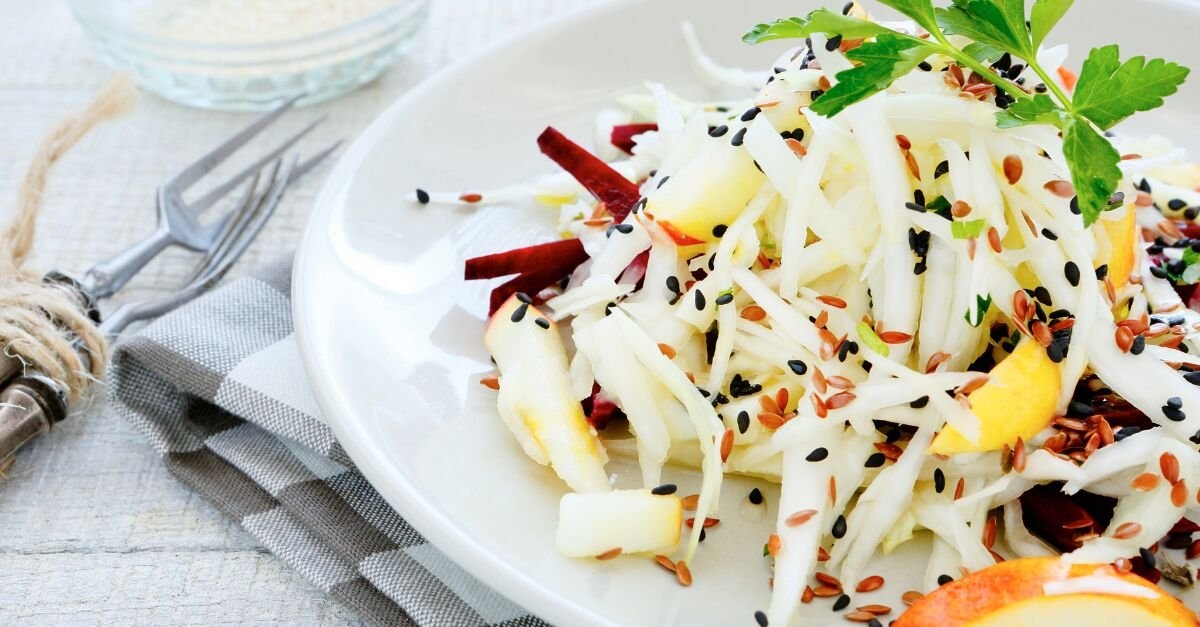 Fai detox totale con l'insalata di mela e cavolo rapa