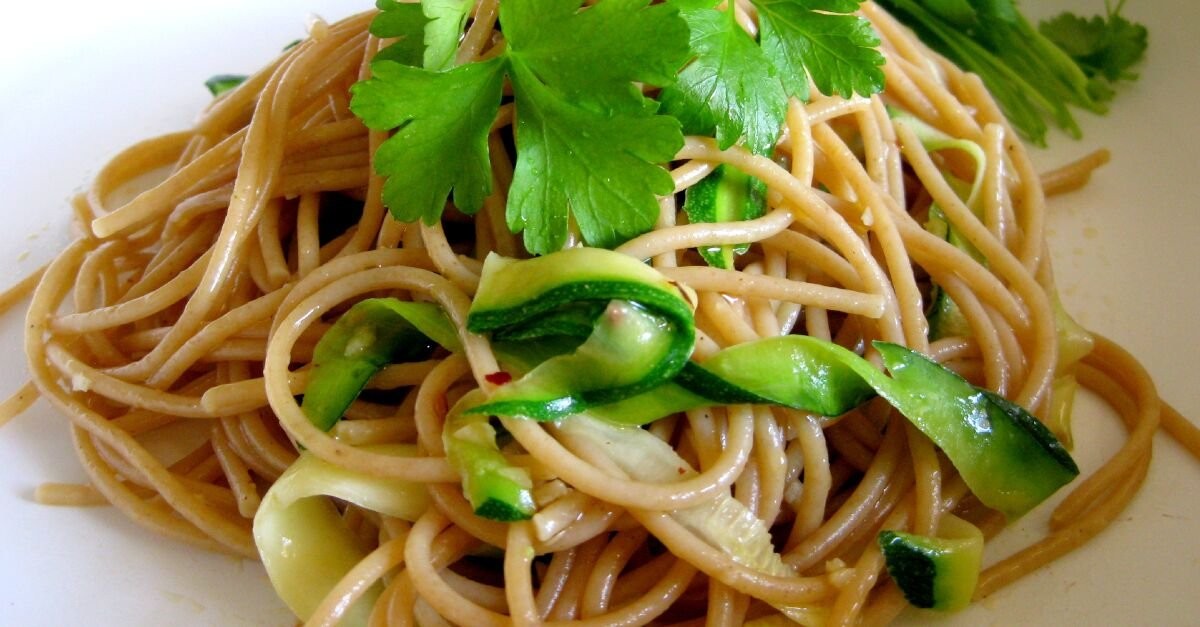Primo piatto light e goloso? Pasta di farro con zucchine!
