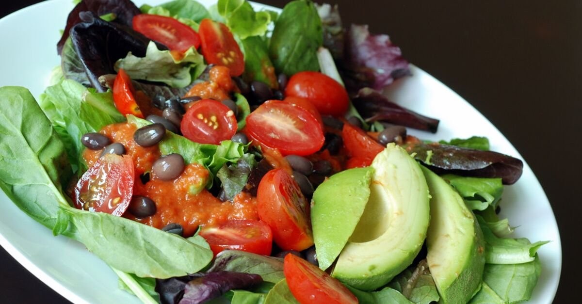 Sciogli il grasso della pancia con l'insalata proteica avocado e fagioli